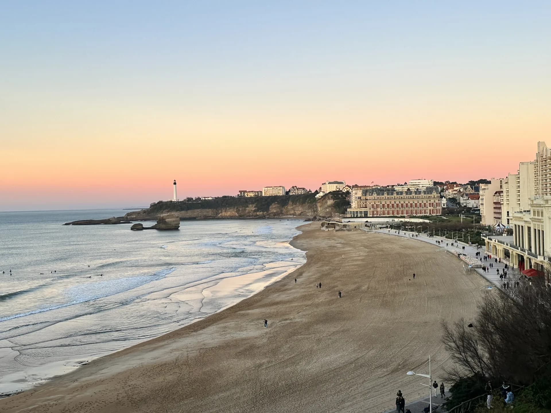 Plage de Biarritz avec l'océan Atlantique au coucher du soleil