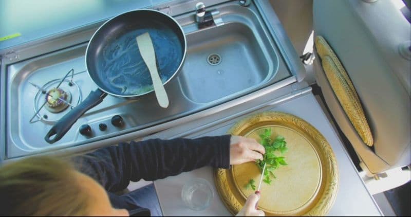 Cuisiner dans un van aménagé : idées recettes | Van-Away, les guides Vanlife